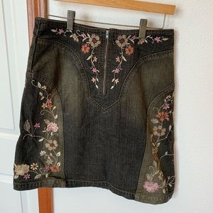 Apostrophe Womens Size 8P Black Embroidered Denim Skirt with Floral Details